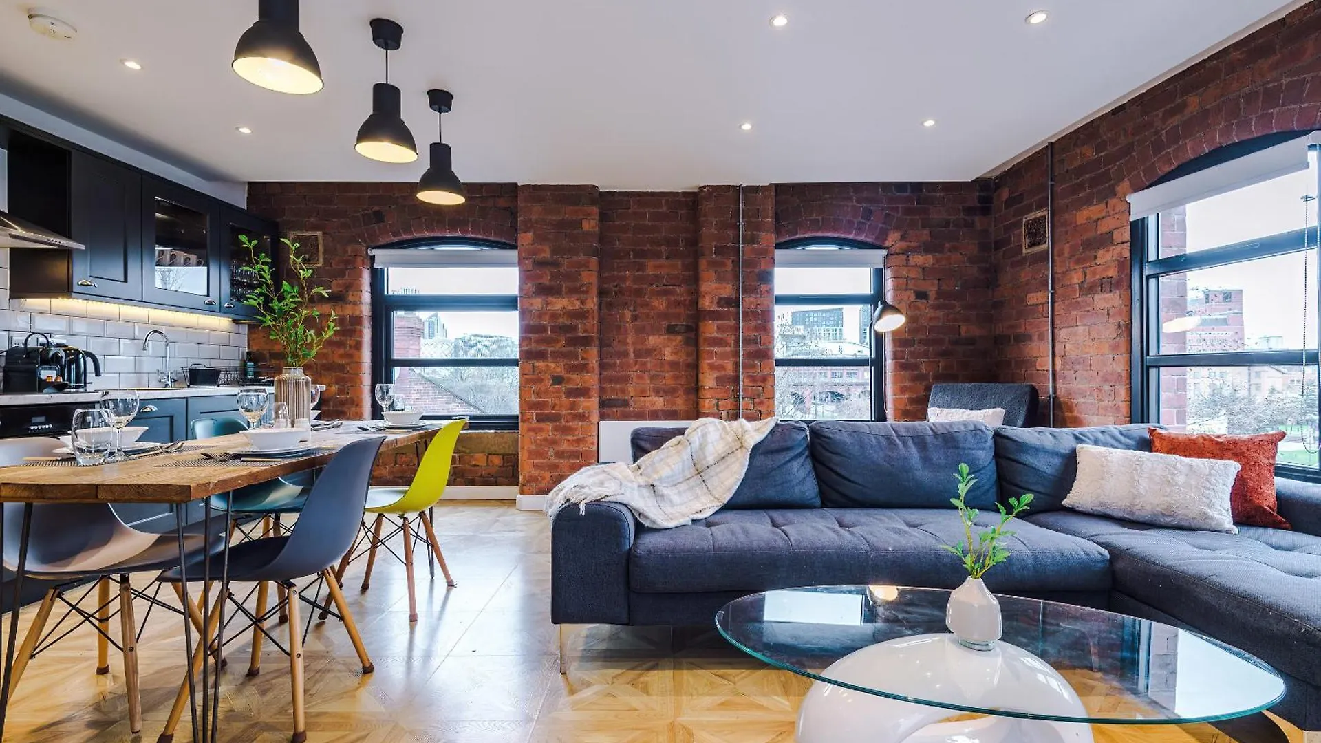 2 King Size Beds In Manhattan Styled Oversize Apartment Leeds   Leeds (West Yorkshire)