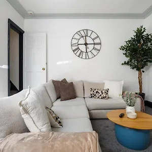 Spacious Three-bedroom In Leeds Apartment