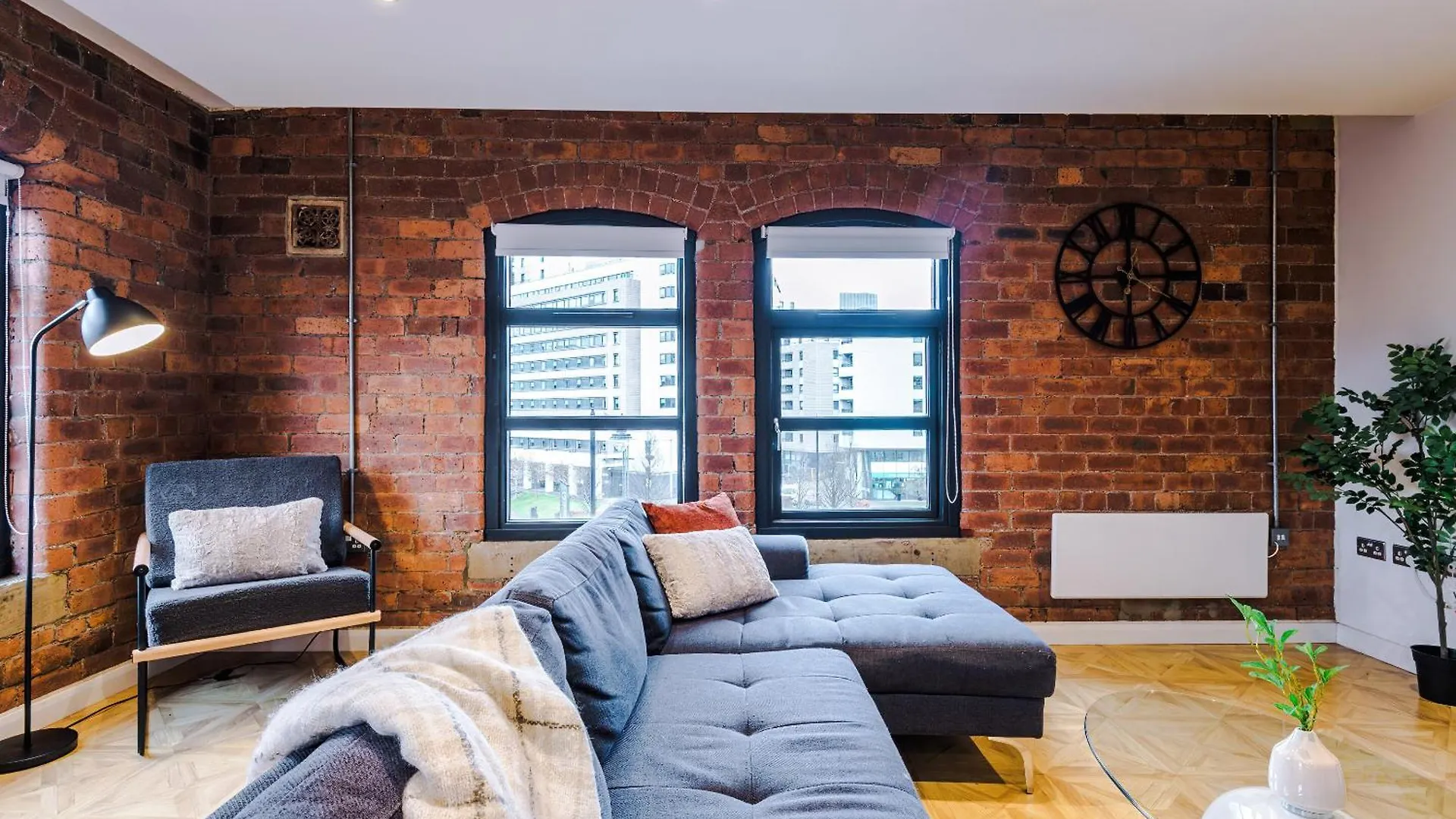 2 King Size Beds In Manhattan Styled Oversize Apartment Leeds