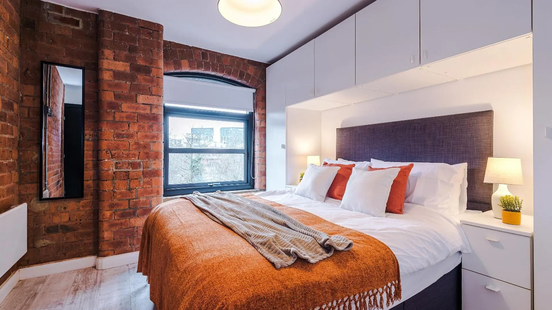 2 King Size Beds In Manhattan Styled Oversize Apartment Leeds  Reino Unido