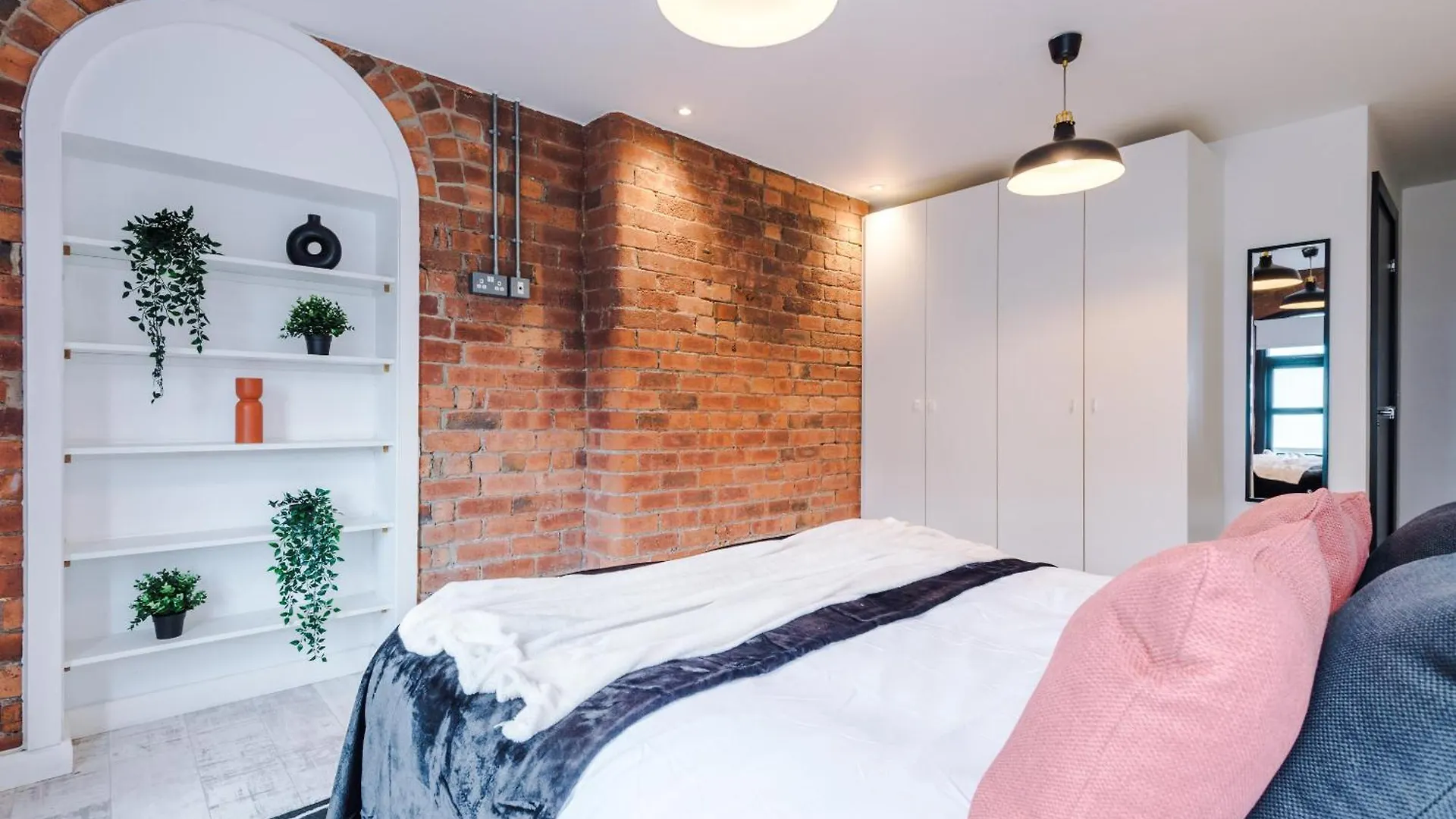 2 King Size Beds In Manhattan Styled Oversize Apartment Leeds  United Kingdom