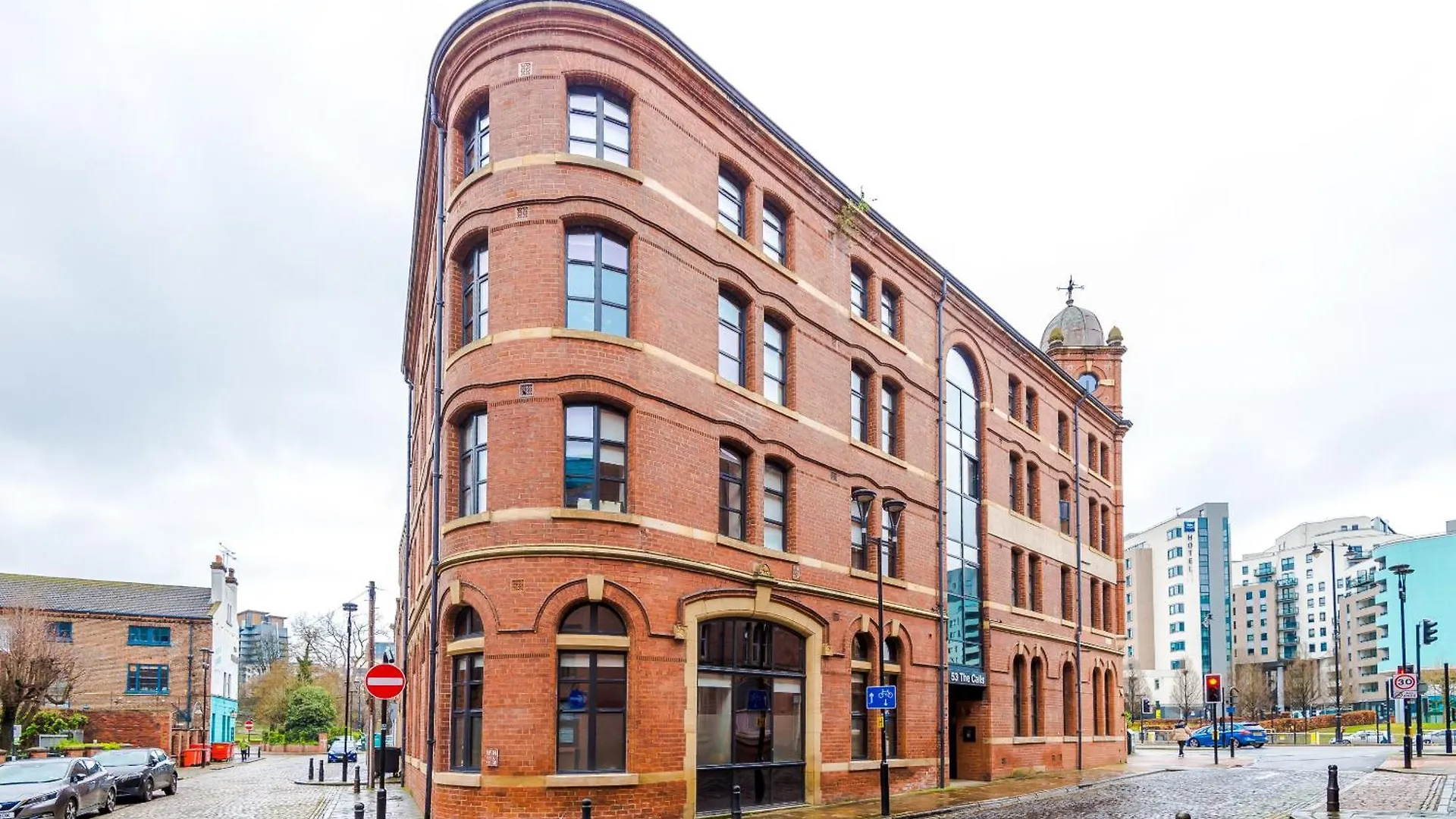 2 King Size Beds In Manhattan Styled Oversize Apartment Leeds  Leeds (West Yorkshire)